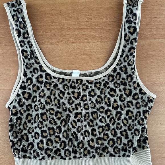 Tops - Leopard print elastic tank top